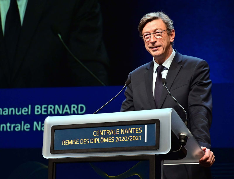 Gilles-Emmanuel Bernard lors de la cérémonie de remise des dipômes 2020-2021